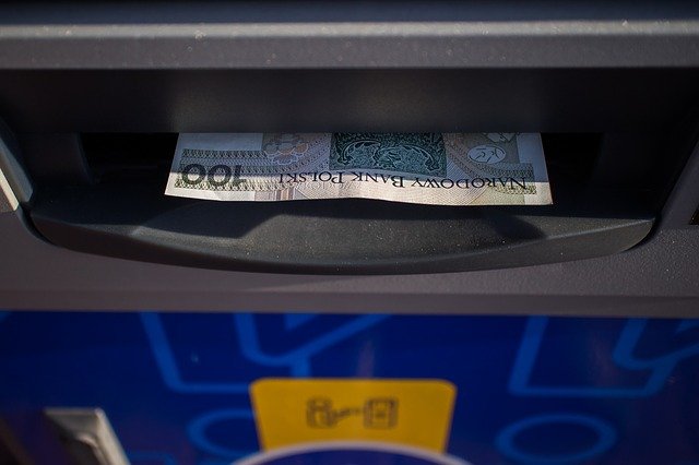 dolar v bankomatu