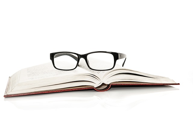 dioptrické brýle na knize